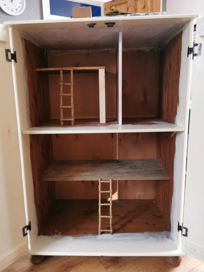 Faith看到這個櫃後，已在腦中構思了娃娃屋的布置。