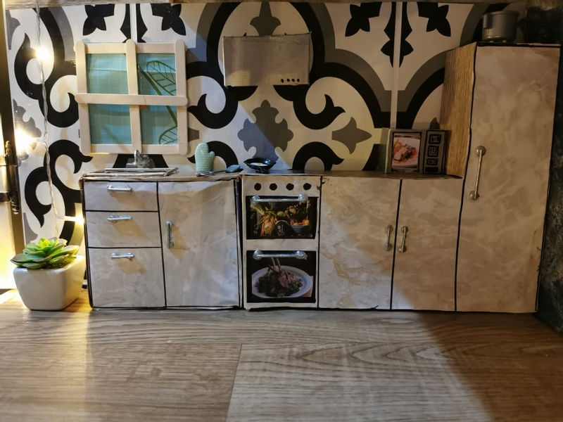 Faith除了在網上訂了一些小玩兒外，更善用廢物，例如用壽司盒改建為淋浴間。