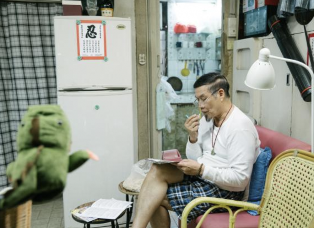 台灣有位初出社會工作的男生近日發現，原來爸爸多年來都因為要幫媽媽還債而過得很苦。