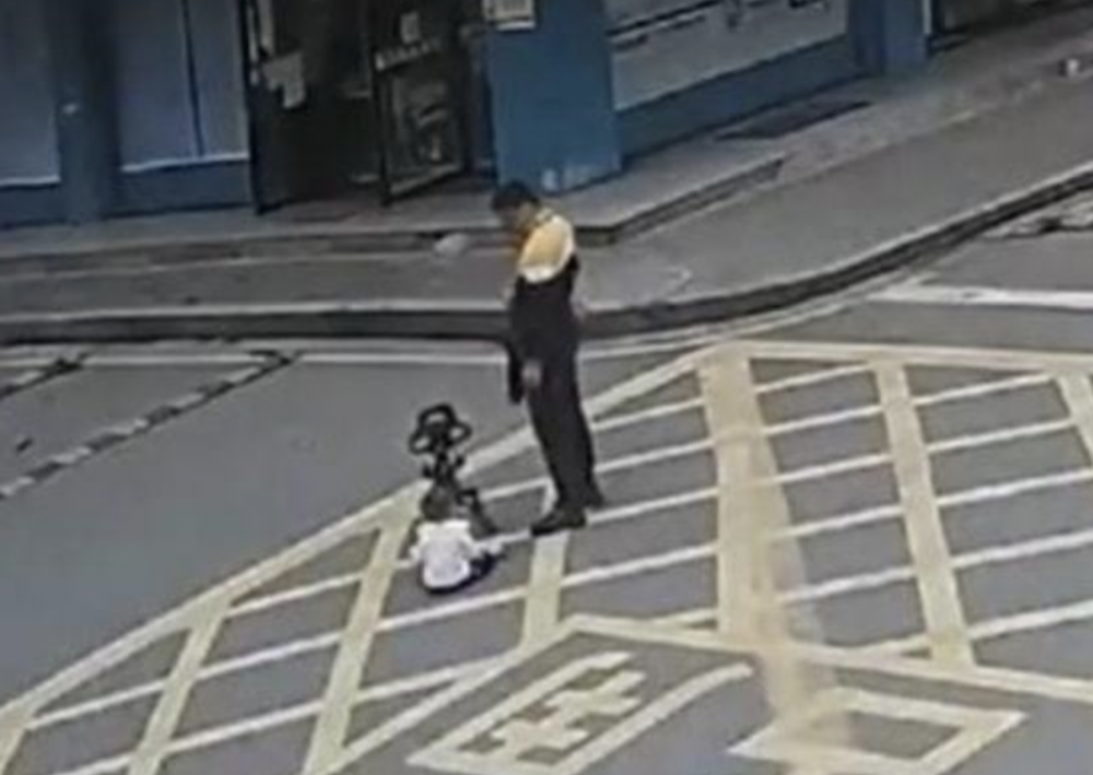 正所謂「馬路如虎口」，帶着小朋友過馬路時應時刻留意路面情況並拖實孩子。