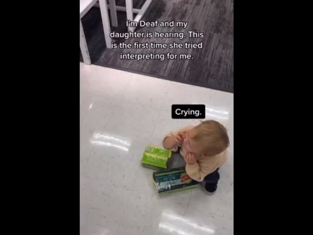 1歲Madison做手語。