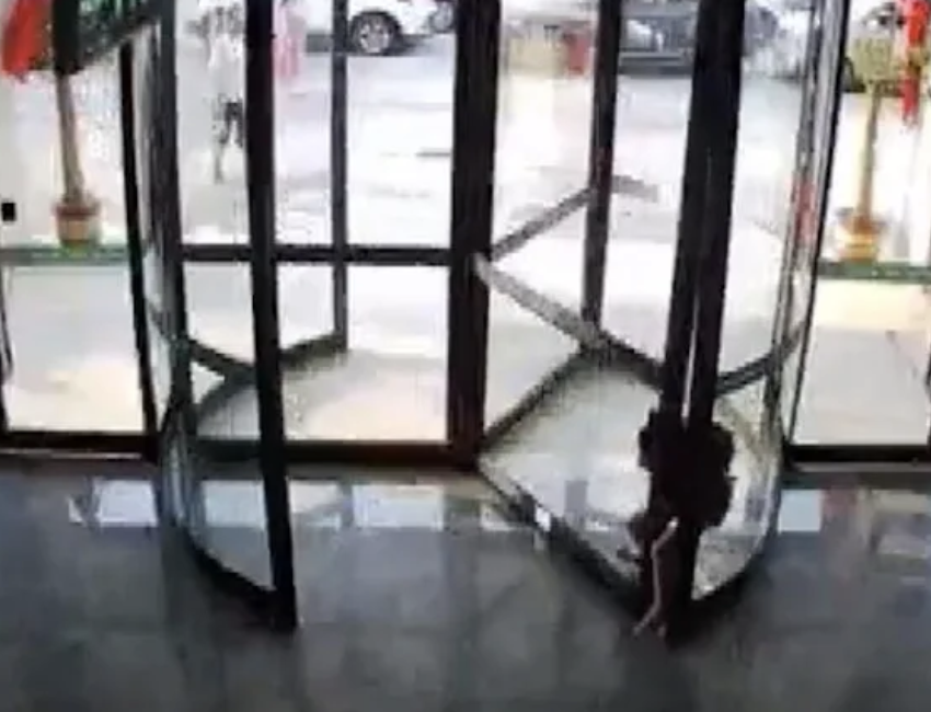 女童的家長被大眾怒斥失職，但媽媽卻反指酒店亦要承擔很大責任，令網上批評聲四起。