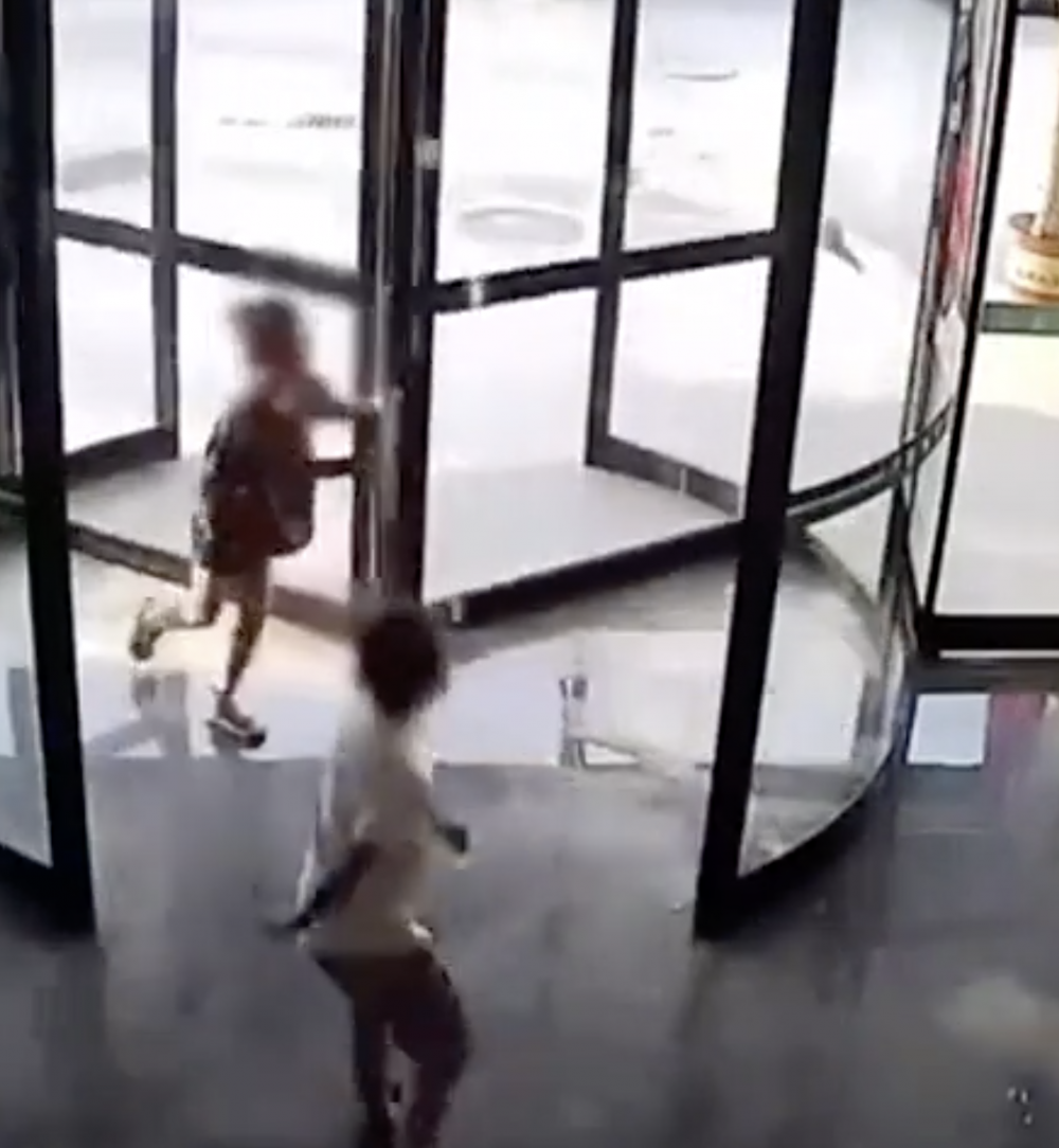 安徽省阜陽市近日有名8歲女童因為在旋轉門間嬉戲而被夾傷，導致右耳出現撕裂。