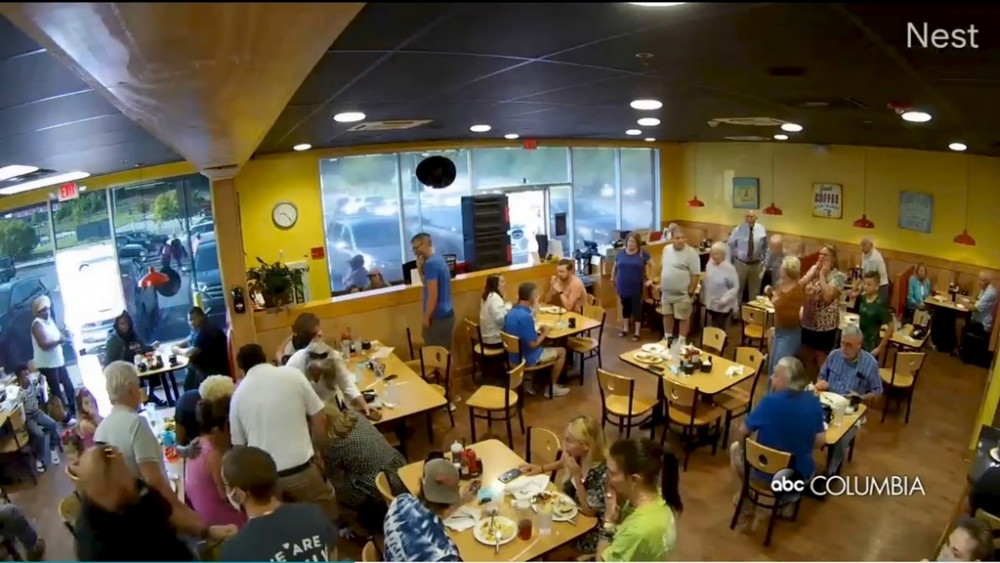 不少食客前來幫忙幫援,當中有退休護士。