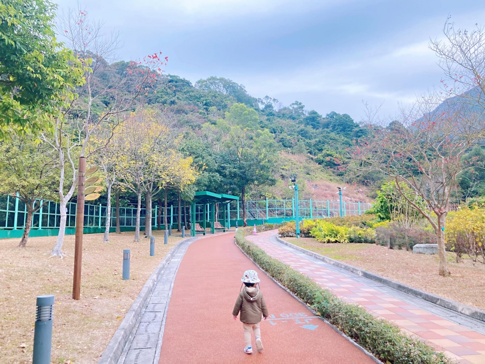 親子野餐好去處之佐敦谷公園，小朋友還可以放電。