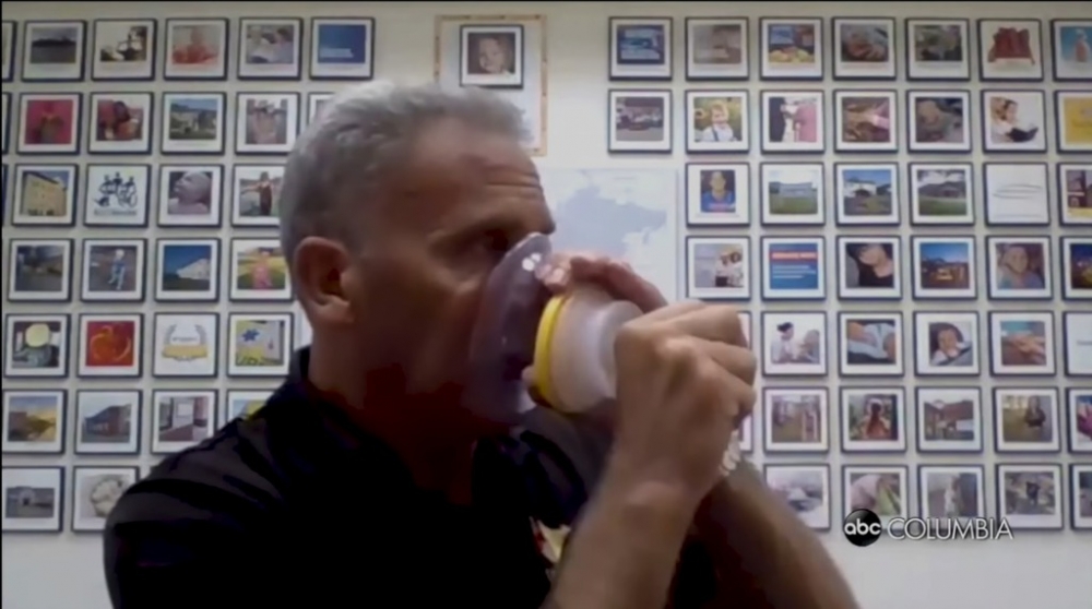 當時有食客衝回車上拿取急救裝備。