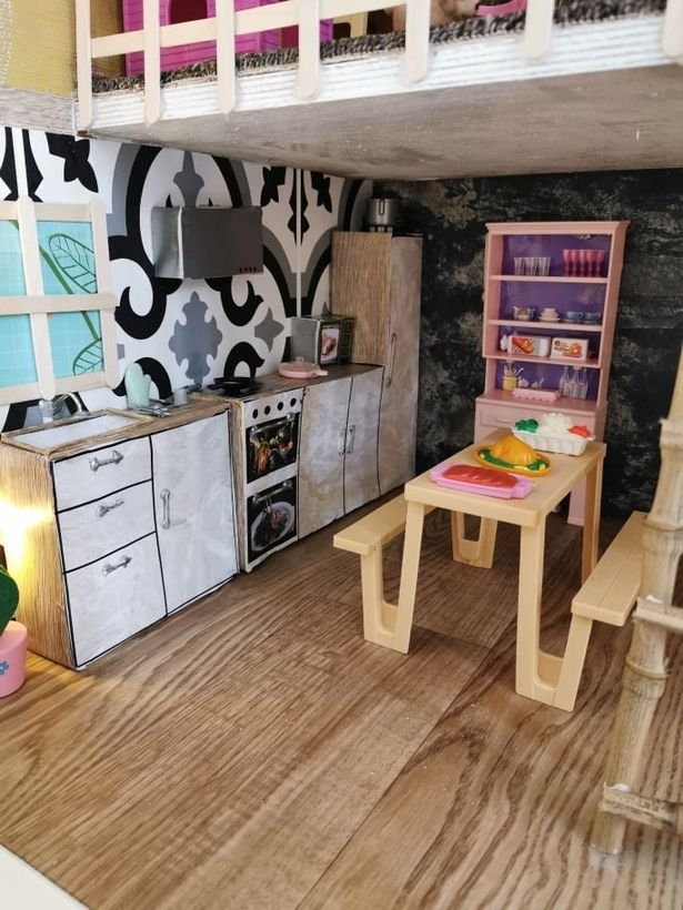 這間娃娃屋亦被高度讚揚，指媽媽不僅為自己省錢，而且還培養了孩子們的環保意識。