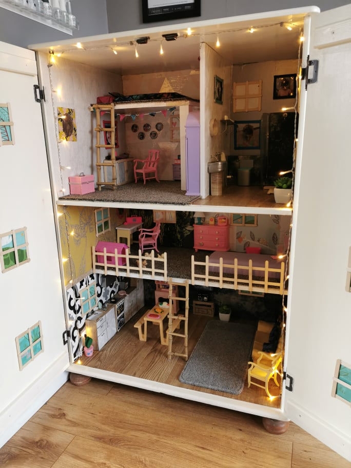 利用家中已有的物品，例如木塊、油漆等，把舊櫃重新粉飾成一個有三層間隔的白色「新櫃」。