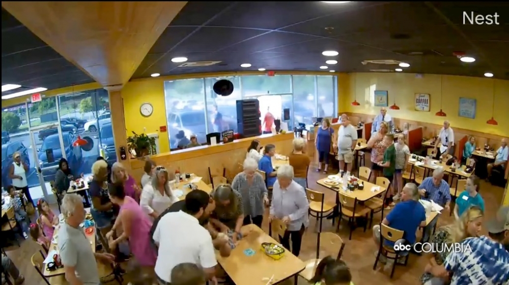 10個月男嬰Gabriel在餐廳被熱香餅鯁喉。