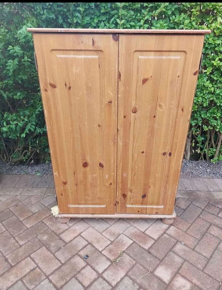 Faith在網上獲得一個完整、雙門的松木櫃,最令人驚喜是免費獲贈。