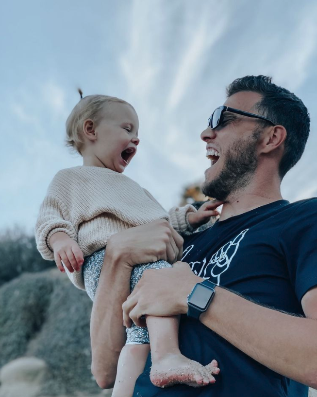 爸爸Zachary對於1歲女兒懂得做手語感到驚嘆。