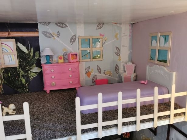 又到五金店、地毯店等，獲得一些牆紙和地毯。