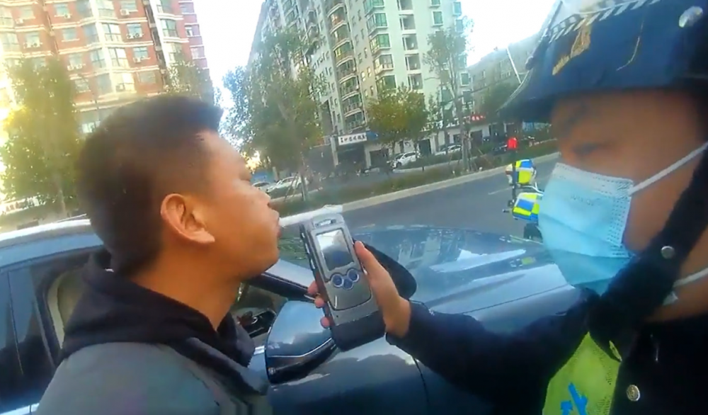 河南近日有位兩孩爸爸因醉駕而被捕，但這位男子竟然是刻意犯案並主動報警拘捕自己。