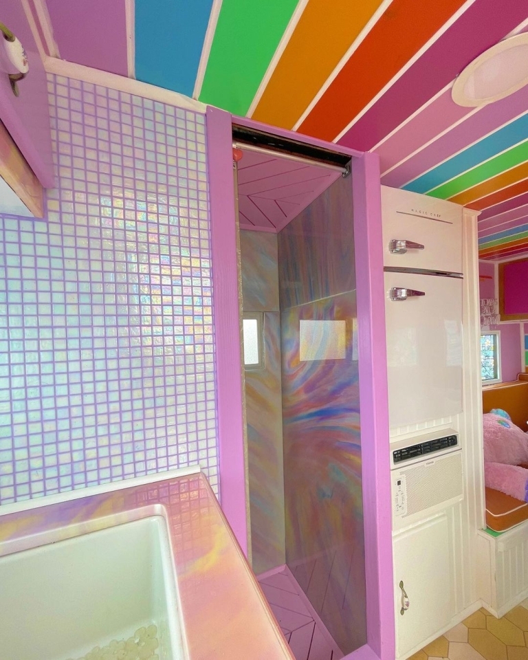 廚房和浴室的瓷磚五彩斑斕。