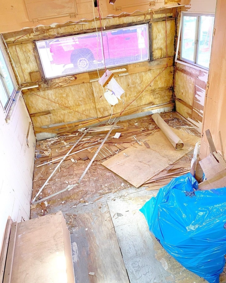 夫婦倆將露營車內部拆卸重組。