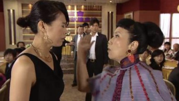 奶奶因老公讚新抱，打她一巴