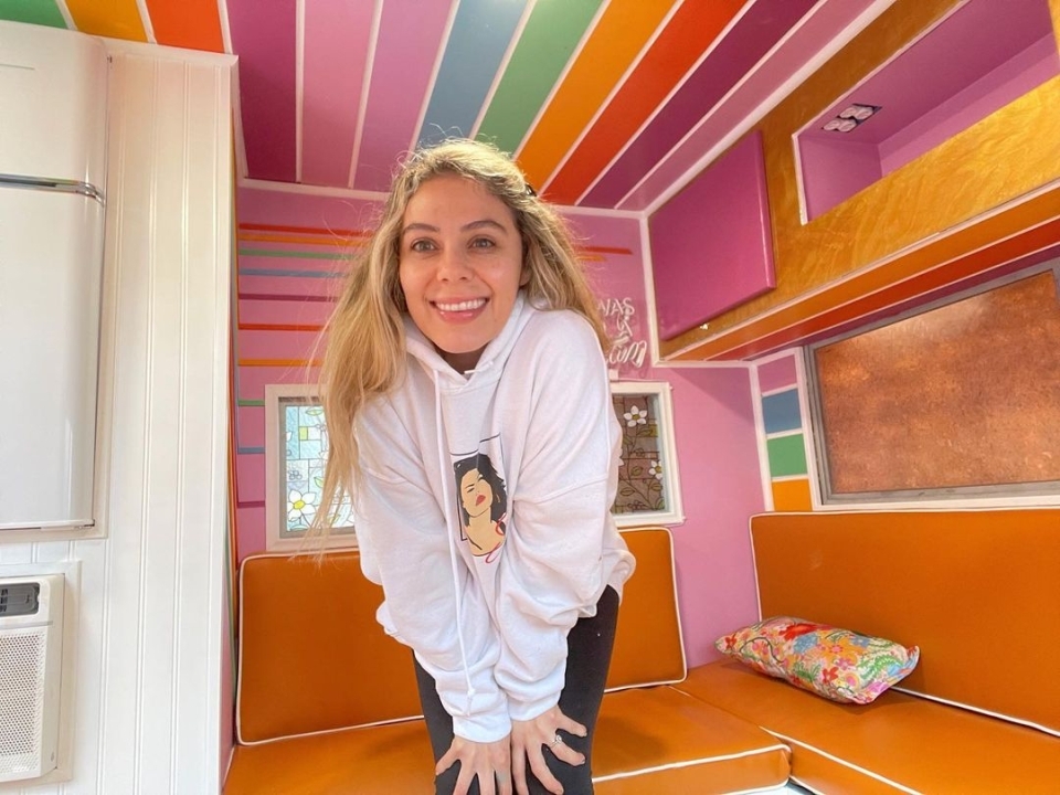 夫婦倆每月都會駕駛爸比露營車出遊約會。