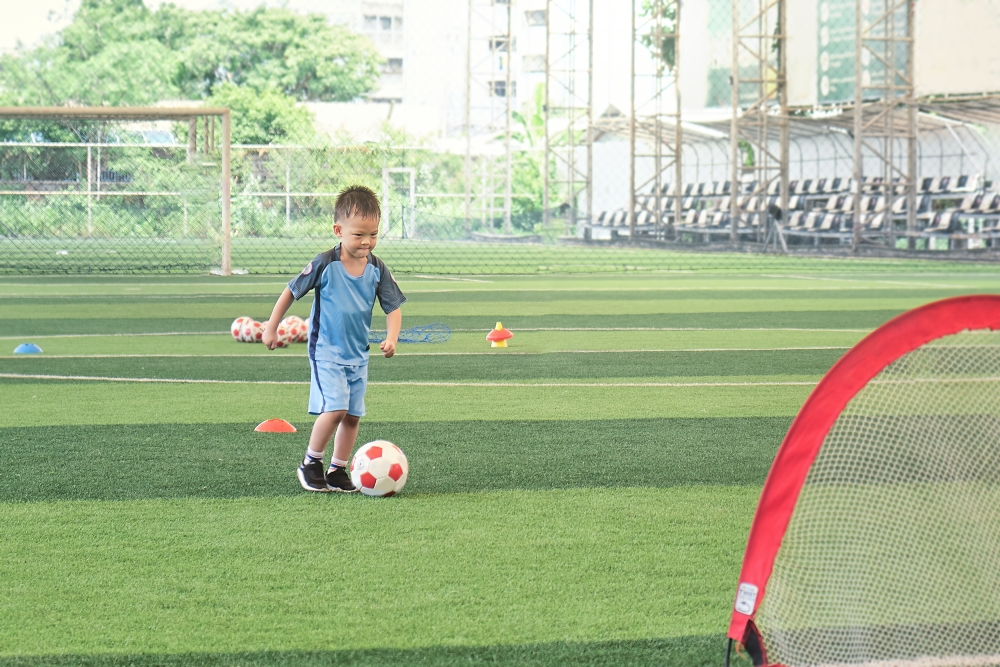小朋友多進行體能訓練有助於培養抗壓性。