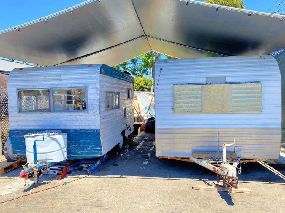 等待改造的露營車，