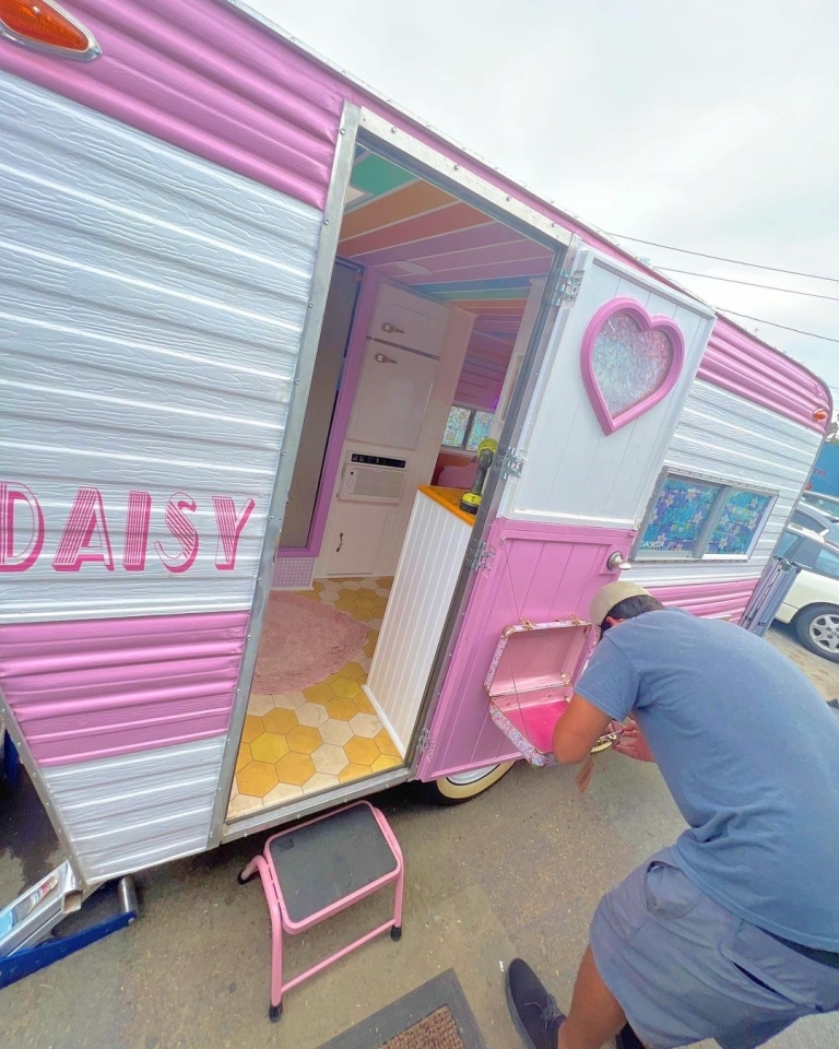 丈夫正在安裝配件。