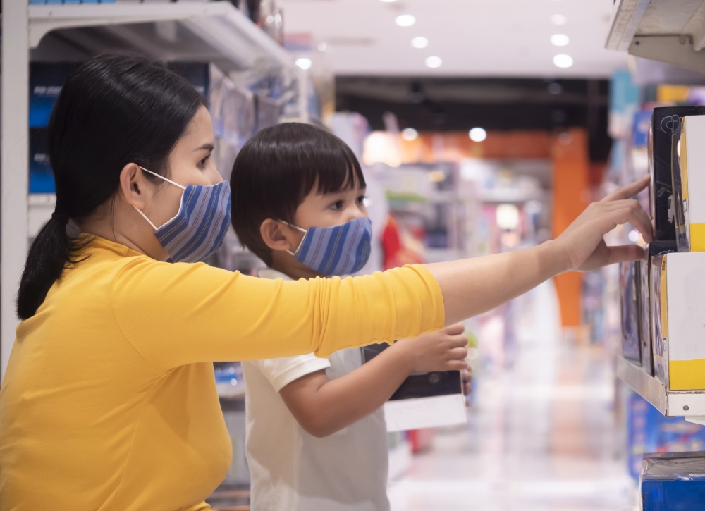 帖主表示,有小朋友在玩具店被其他孩子撞倒。