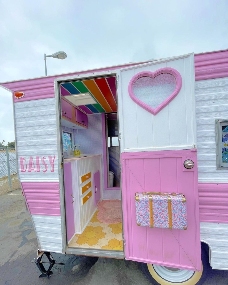 粉粉嫩嫩的爸比露營車吸引許多人的目光。