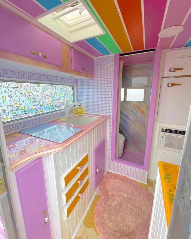 廚房也是夢幻的設計，還有雪櫃、收納櫃等。