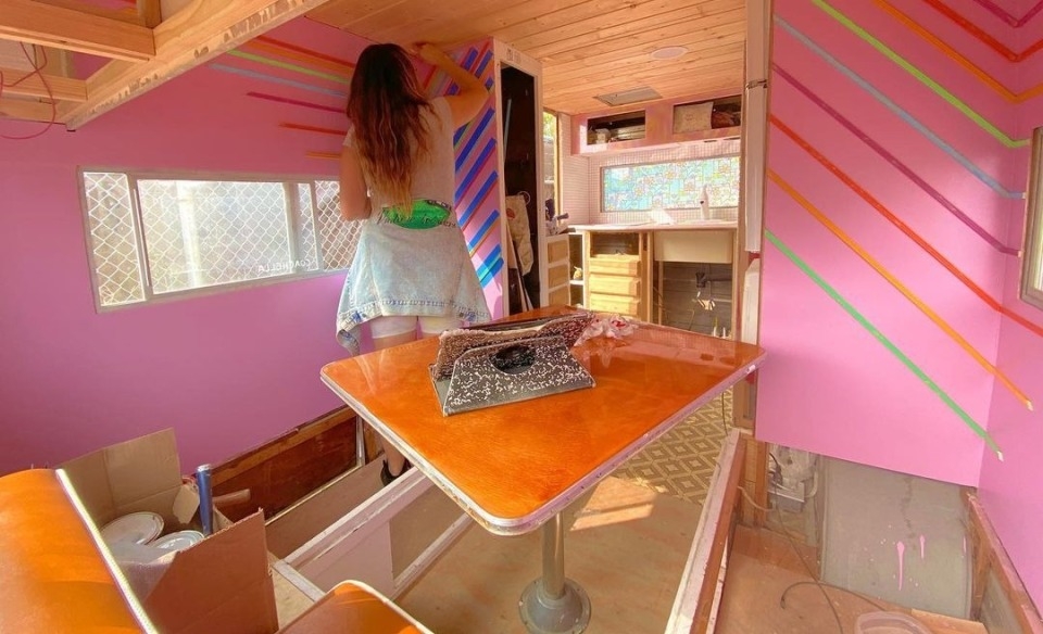 Ilse正在DIY房車內部。