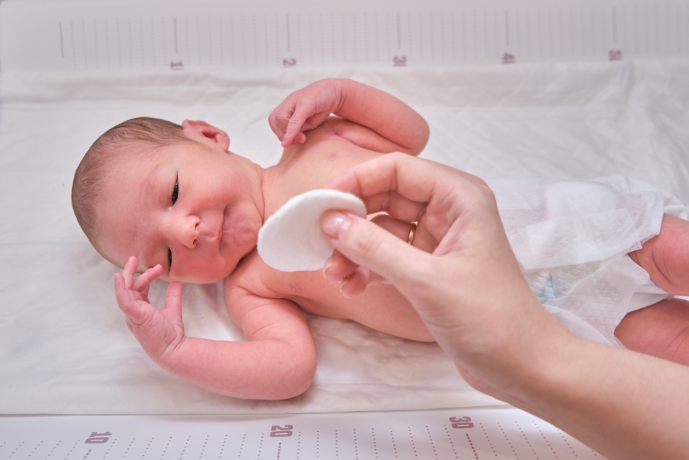 準備濕棉花為寶寶進行口腔潔淨。