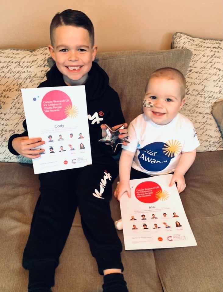 女童和哥哥的合照。