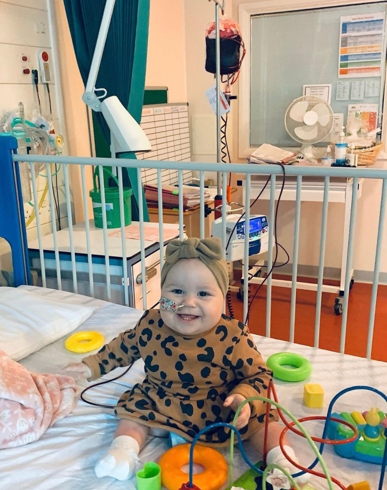 女童在醫院度過了一歲生日。