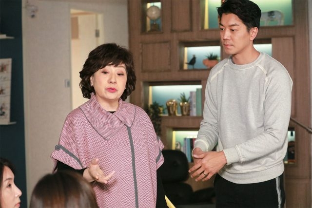 面對奶奶催生仔，新抱詐傻扮懵不接招