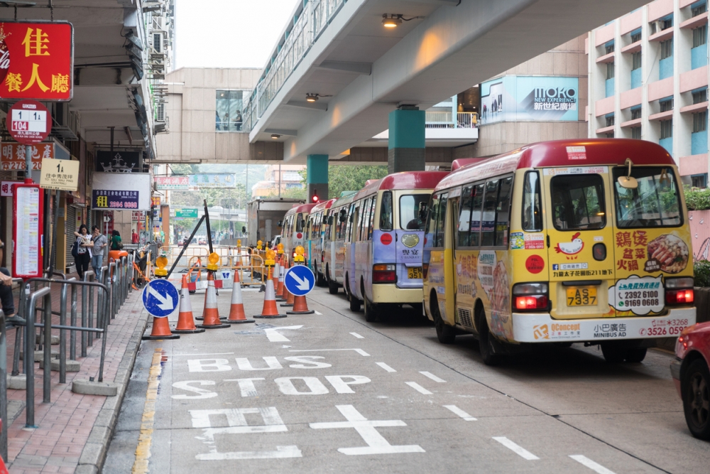 有網民有小巴站目睹港媽鬧女。