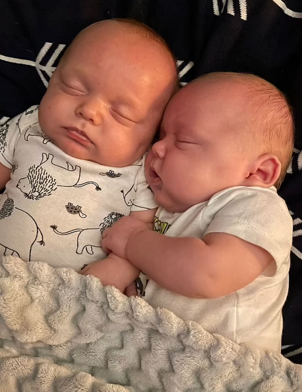 這對孿生BB現時8個月大，兩個孩子有一個非常特別的睡眠集慣。