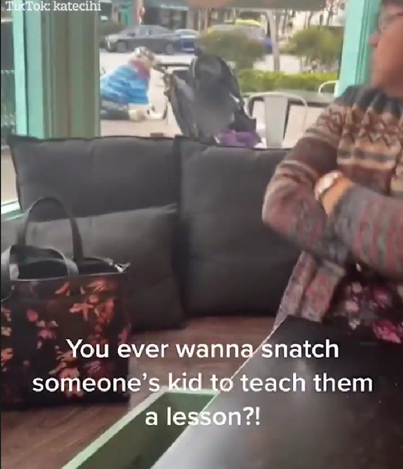 這張照片清楚地看到,嬰兒車在店外擺放。