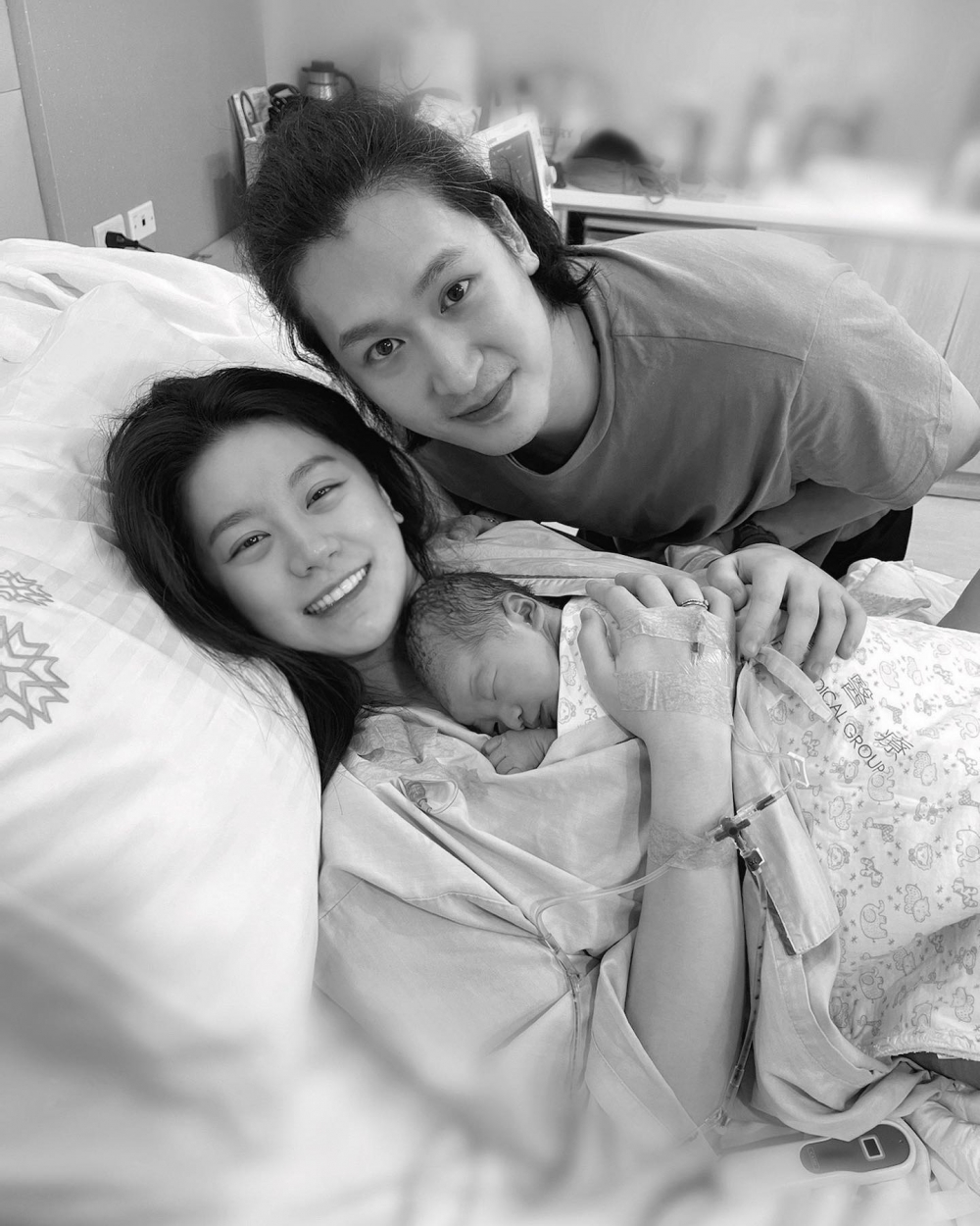 小蠻待產38小時才生下兒子。