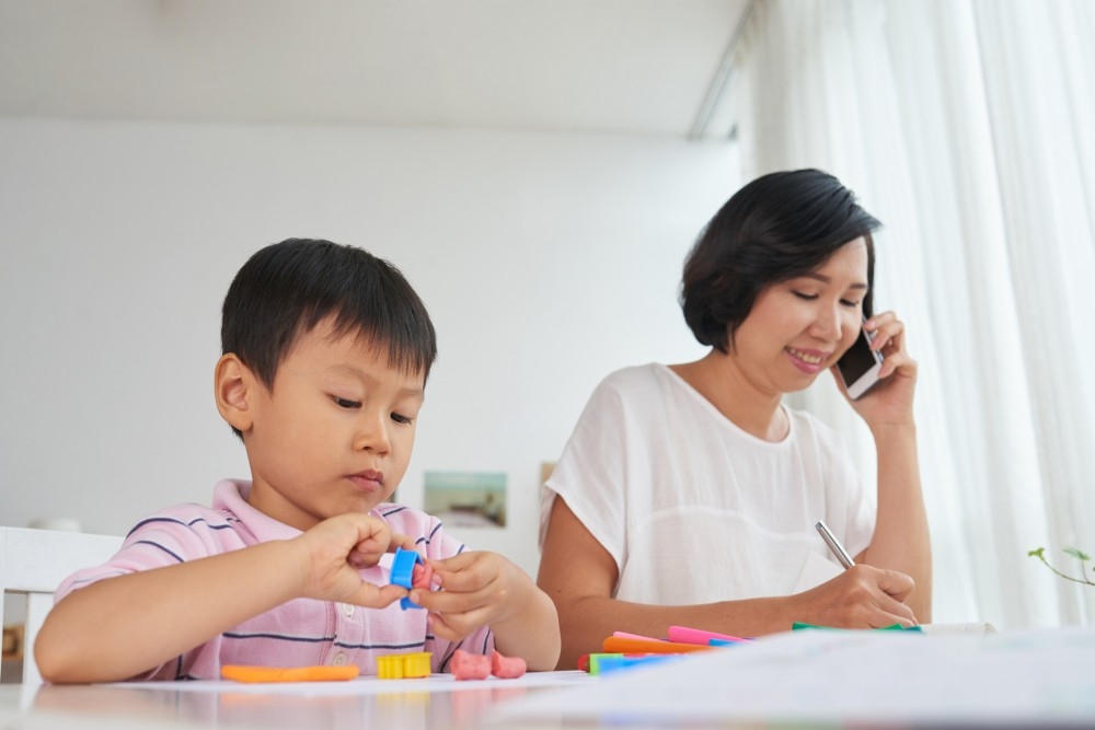 與上述提及過度干涉的陪玩方式相反,部分家長卻採用對子女不聞不問的態度。