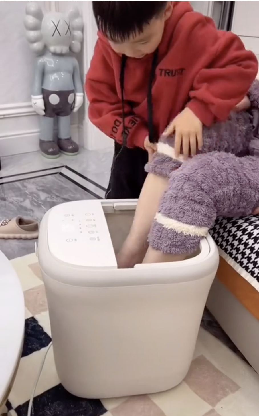 為媽媽泡腳的片段也讓外國網民熱議。