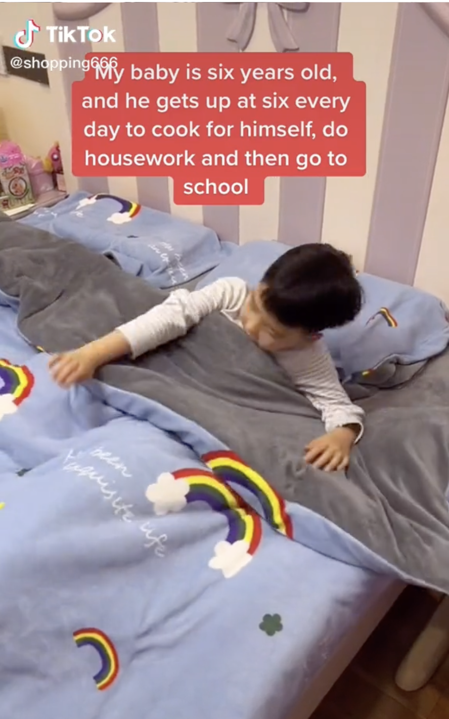 6歲小男孩聽到鬧鐘響就會自動起床。