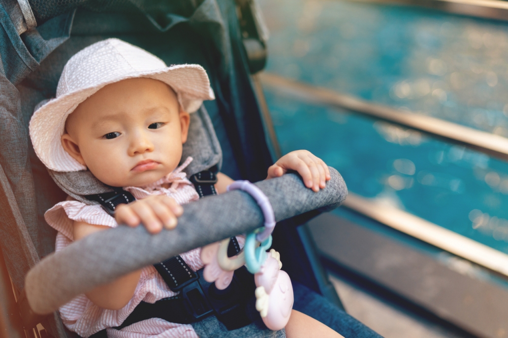 女童年約3、4歲,卻仍坐BB車。