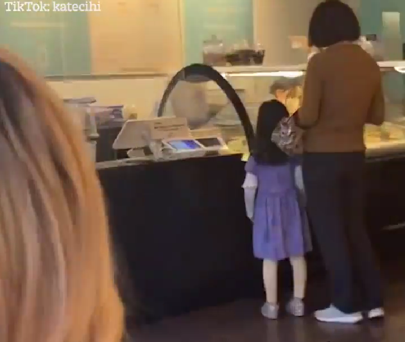 媽媽與女童正在選購食物。