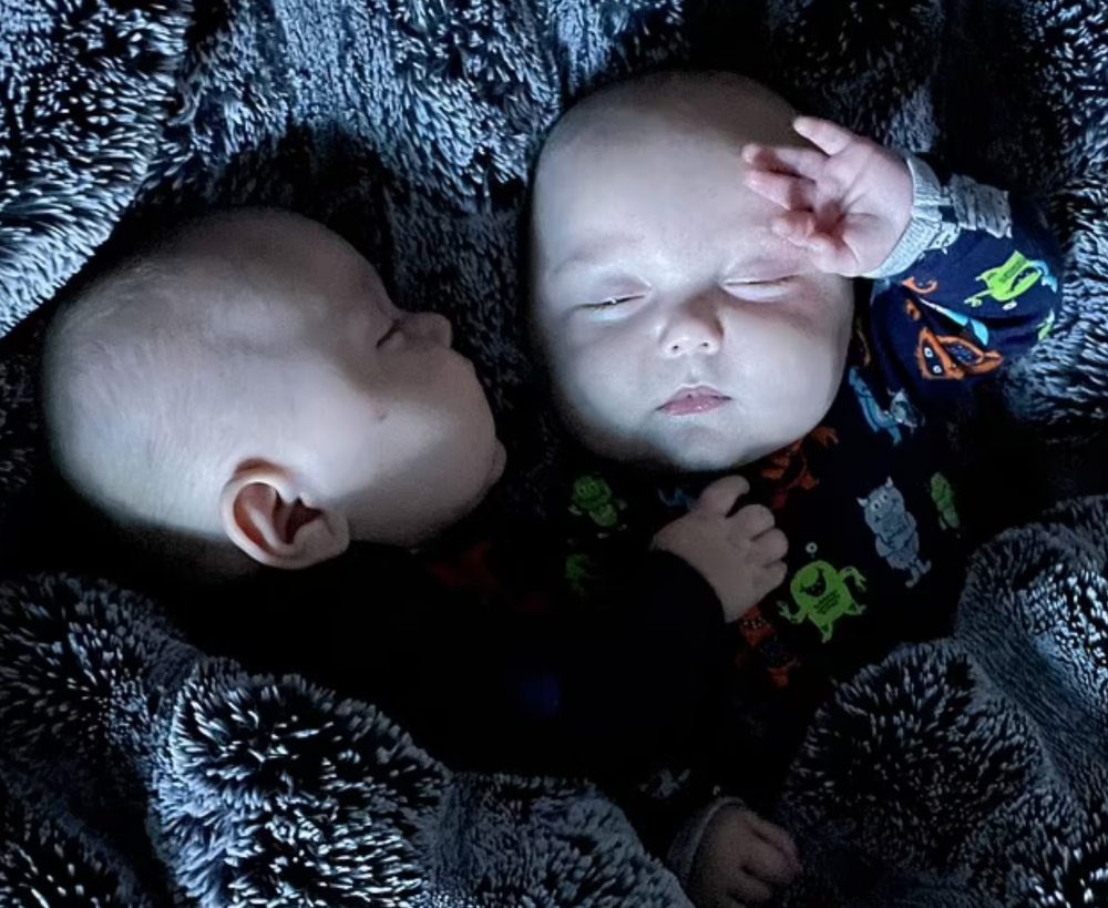 很多網民認為，這是雙胞胎之間才有的紐帶連結。