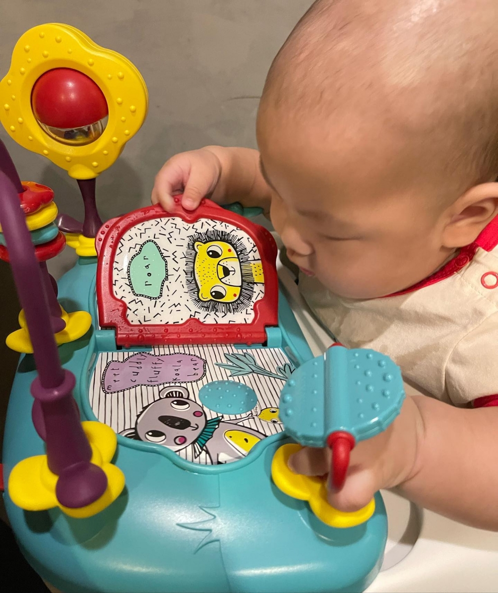 小蠻4個多月大的兒子已經會看書。