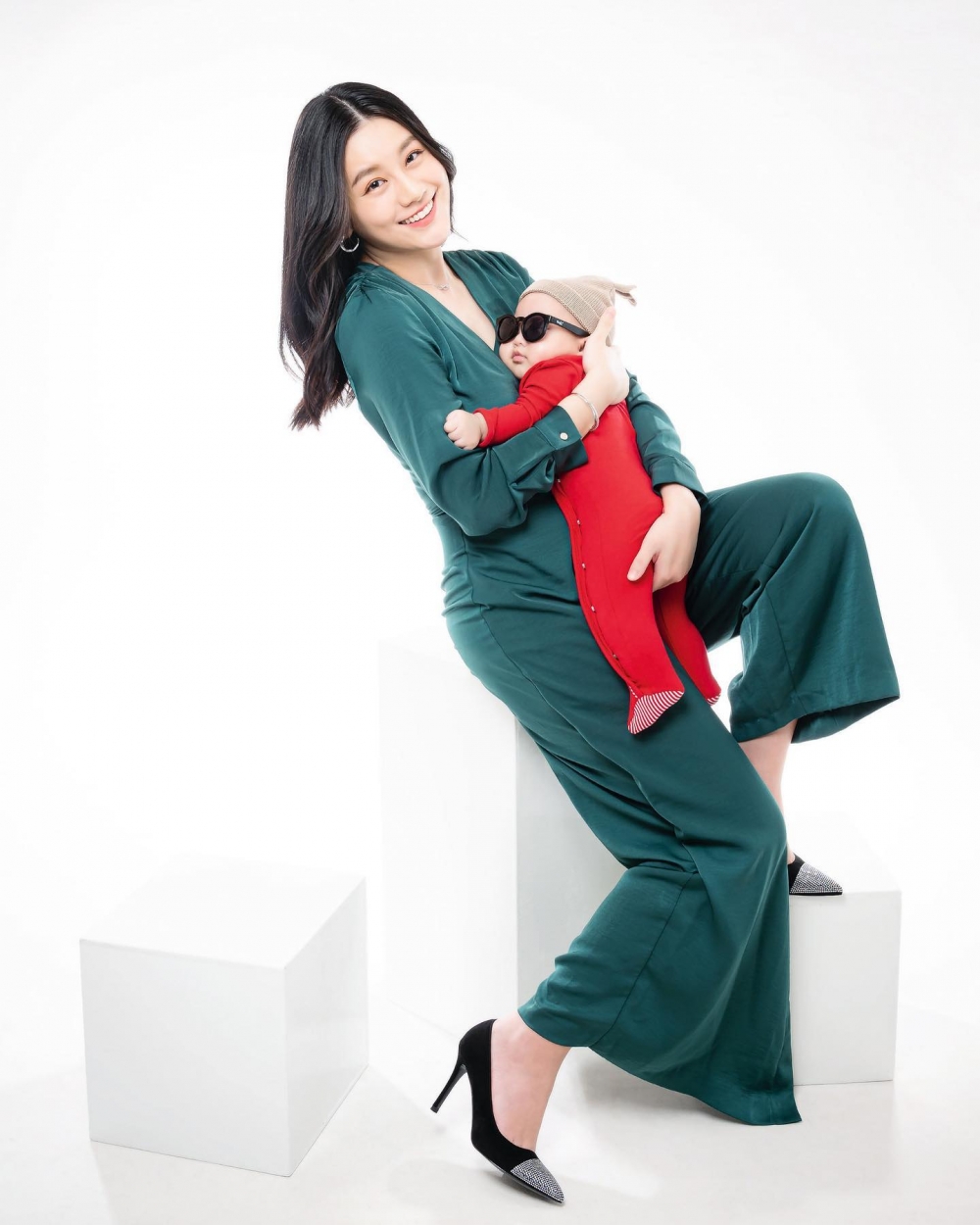 小蠻（王承嫣）攜兒子拍攝雜誌。