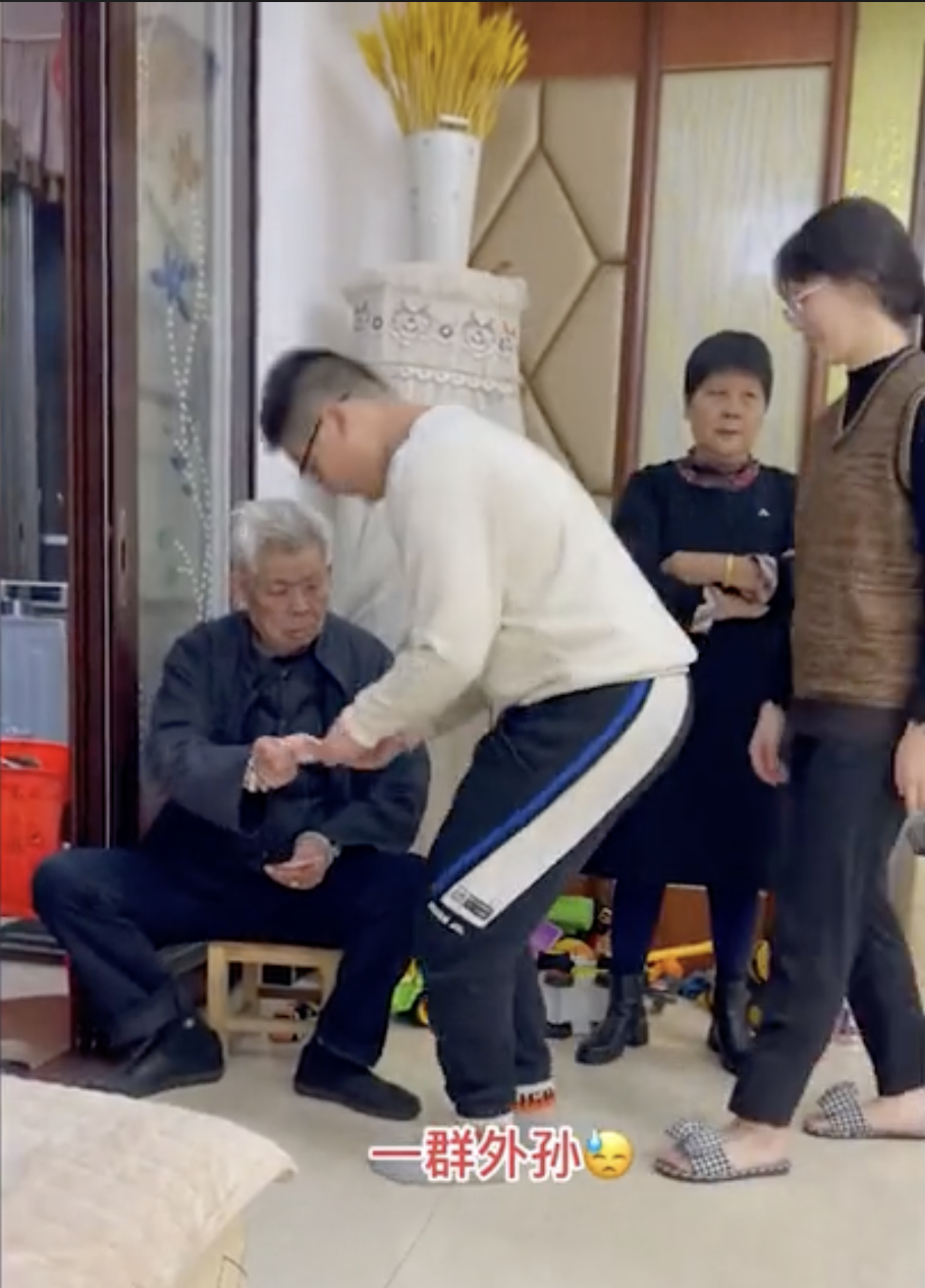 外婆的表情也成為亮點，網民調侃外婆是保安嗎？