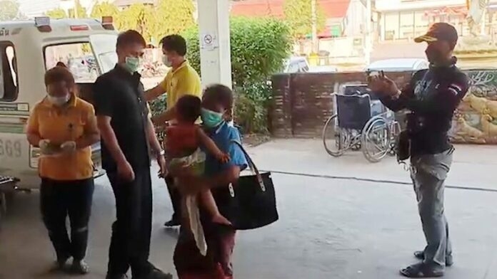 家屬驚見男童滿嘴藍色粉末。