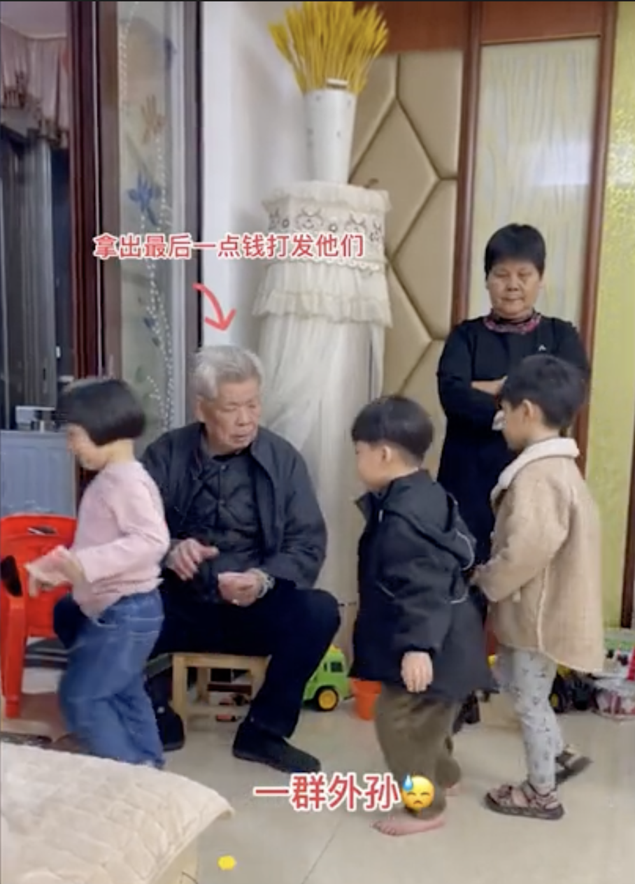 一群外孫排隊和外公討利是。
