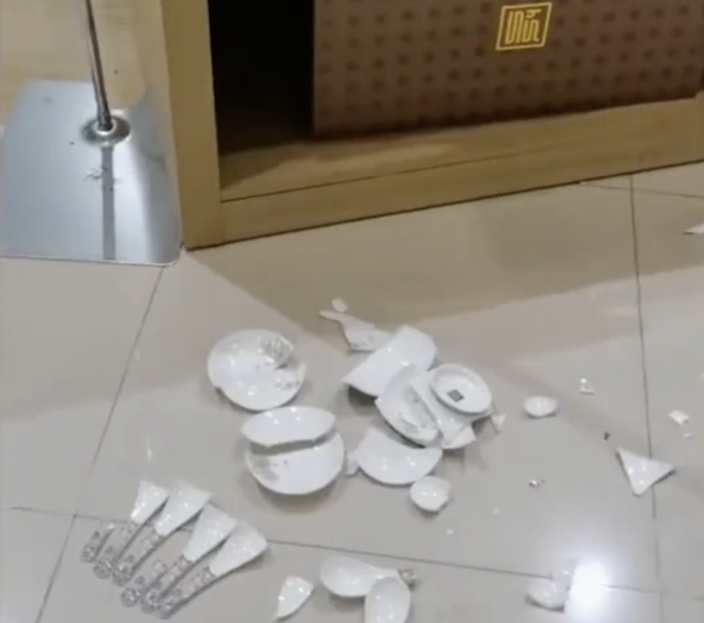視頻可見瓷碗碎了一地。