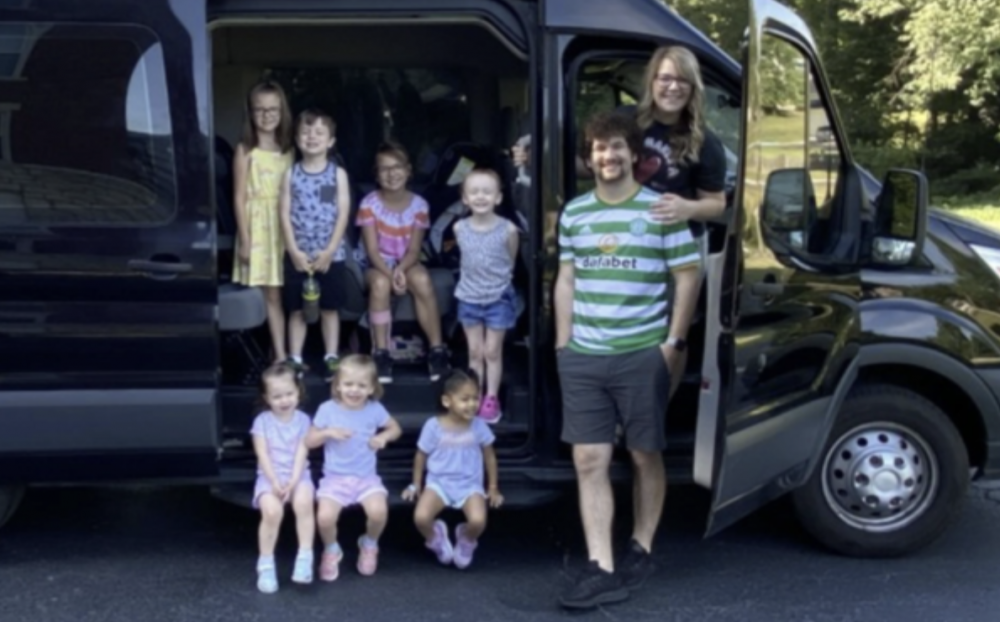 Beth在接受訪問時，邂逅單親爸爸Marc。