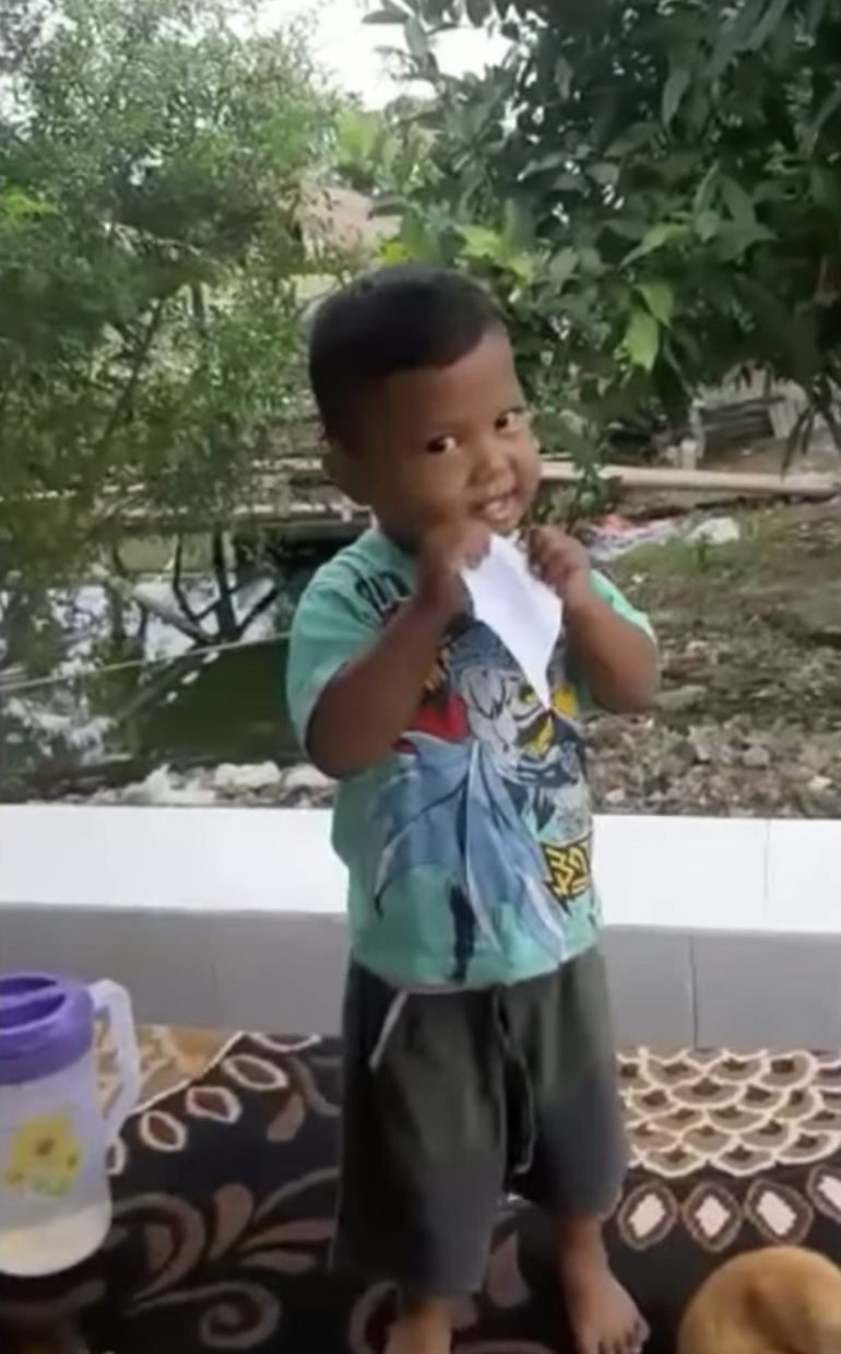 印尼3歲男童Pipit有吃非食物的習慣。